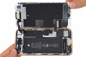 Инженеры iFixit показали, как устроен iPhone 8 внутри»