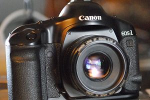 Конец эпохи: Canon прекратила продажи плёночной камеры EOS-1v»